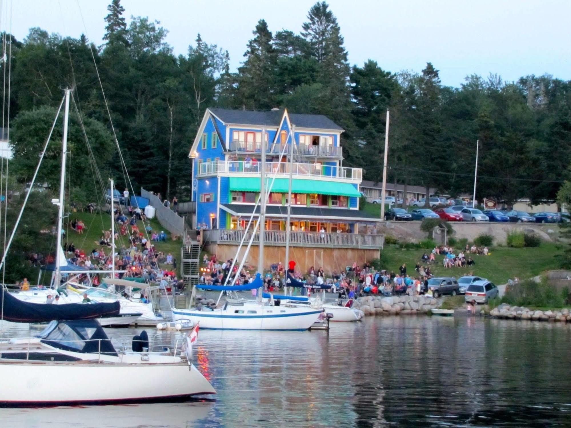 The Tuna Blue Inn Hubbards Exteriör bild